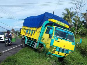 Di-prank Pocong, Sopir Lari dan Truknya Terperosok ke Dalam Got