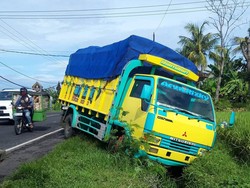 Di-prank Pocong, Sopir Lari dan Truknya Terperosok ke Dalam Got