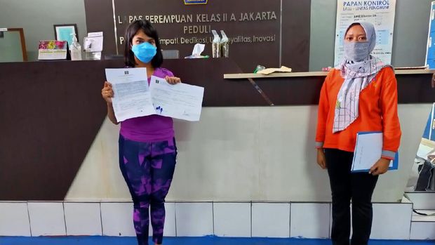artis Vanessa Angel keluar dari Lapas Pondok Bambu, Jakarta Timur.Kabar tersebut dibenarkan oleh Kabag Humas dan Protokol Ditjen PAS Kemenkum HAM, Rika Aprianti. Bukan bebas murni, tapi Vanessa Angel mendapatkan asimilasi.