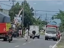 Sekilas Jatim: Viral Pria Salat di Jalan-Aksi Heroik Selamatkan Bocah Hanyut