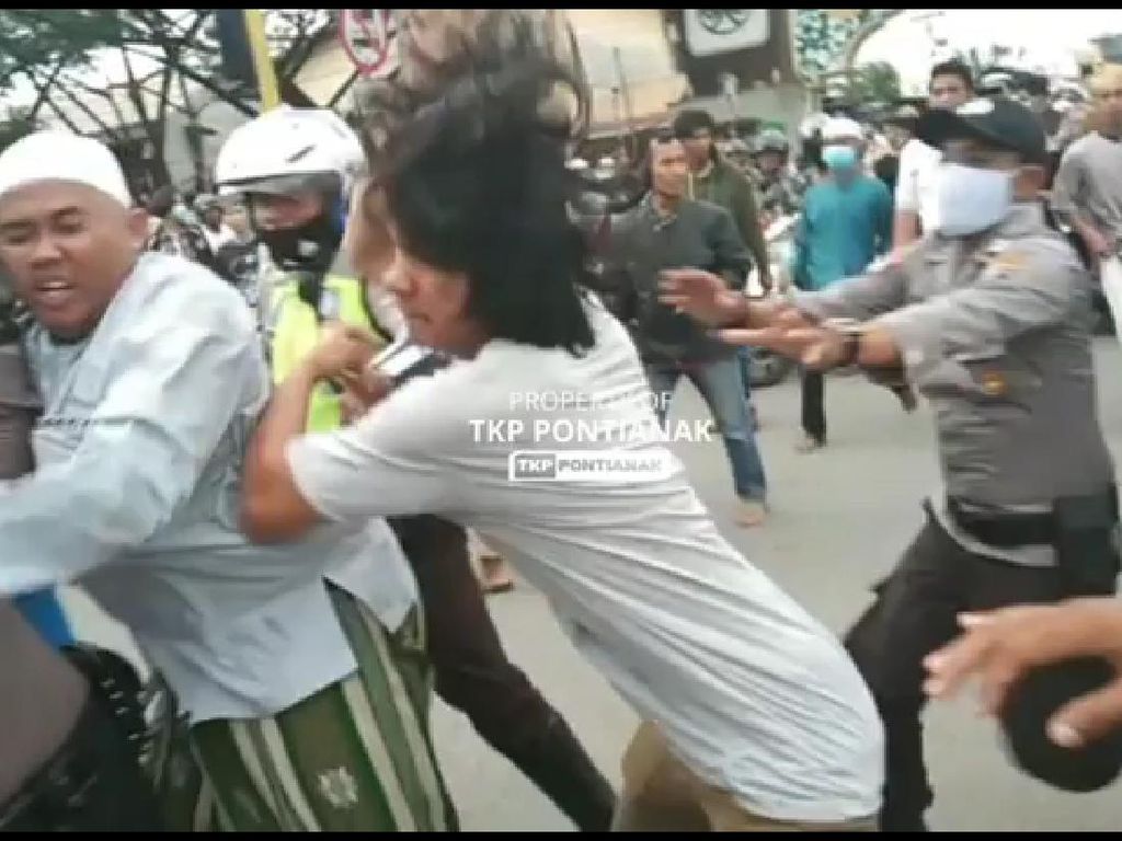 Pukul Polisi Saat Amankan Aksi 1812, Pria di Pontianak Diamankan Pukul Polisi Saat Amankan Aksi 1812, Pria di Pontianak Diamankan