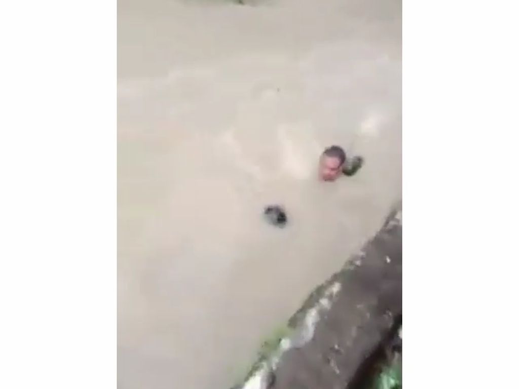 Video Heroik! Pria di Surabaya Selamatkan Bocah Hanyut di Sungai Video Heroik! Pria di Surabaya Selamatkan Bocah Hanyut di Sungai