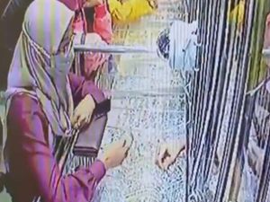 Viral Video Emak-emak Lihai Banget Gondol Emas Belasan Juta di Pekalongan