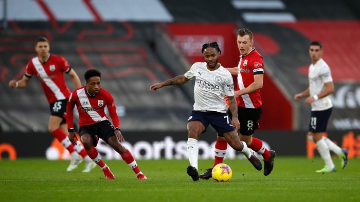 SOUTHAMPTON, ENGLAND - DECEMBER 19: Raheem Sterling of Manchester City scores their sides first goal during the Premier League match between Southampton and Manchester City at St Marys Stadium on December 19, 2020 in Southampton, England. A limited number of fans (2000) are welcomed back to stadiums to watch elite football across England. This was following easing of restrictions on spectators in tiers one and two areas only. (Photo by Adrian Dennis - Pool/Getty Images)