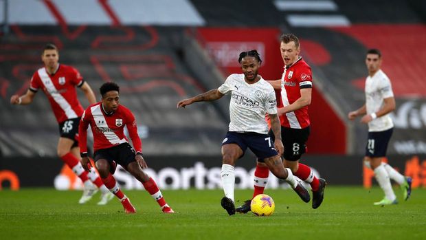 SOUTHAMPTON, ENGLAND - DECEMBER 19: Raheem Sterling of Manchester City scores their sides first goal during the Premier League match between Southampton and Manchester City at St Mary's Stadium on December 19, 2020 in Southampton, England. A limited number of fans (2000) are welcomed back to stadiums to watch elite football across England. This was following easing of restrictions on spectators in tiers one and two areas only. (Photo by Adrian Dennis - Pool/Getty Images)