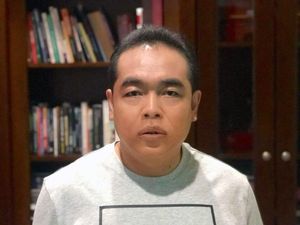 5 Potret Adam Suseno dari Kumis Pak Raden sampai Mirip Cuplis