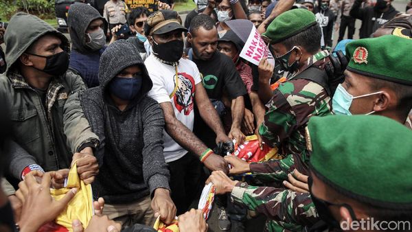 Aksi Memperingati Operasi Trikora di Monas