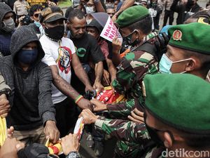 Aksi Memperingati Operasi Trikora di Monas
