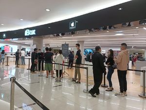 Protokol Corona Terjaga, Antrean iPhone 12 Tak Berdesakan Protokol Corona Terjaga, Antrean iPhone 12 Tak Berdesakan