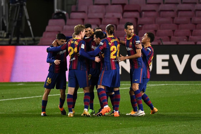 BARCELONA, SPAIN - DECEMBER 16: Frenkie de Jong of Barcelona celebrates after scoring their teams second goal with teammates during the La Liga Santander match between FC Barcelona and Real Sociedad at Camp Nou on December 16, 2020 in Barcelona, Spain. Sporting stadiums around Spain remain under strict restrictions due to the Coronavirus Pandemic as Government social distancing laws prohibit fans inside venues resulting in games being played behind closed doors. (Photo by David Ramos/Getty Images)