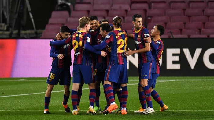 BARCELONA, SPAIN - DECEMBER 16: Frenkie de Jong of Barcelona celebrates after scoring their teams second goal with teammates during the La Liga Santander match between FC Barcelona and Real Sociedad at Camp Nou on December 16, 2020 in Barcelona, Spain. Sporting stadiums around Spain remain under strict restrictions due to the Coronavirus Pandemic as Government social distancing laws prohibit fans inside venues resulting in games being played behind closed doors. (Photo by David Ramos/Getty Images)