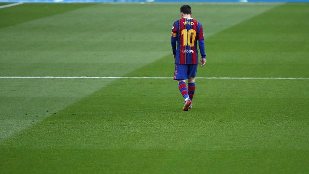 Barcelona's Lionel Messi walks on the pitch during the Spanish La Liga soccer match between Barcelona and Valencia at the Camp Nou stadium in Barcelona, Spain, Saturday, Dec. 19, 2020. (AP Photo/Joan Monfort)