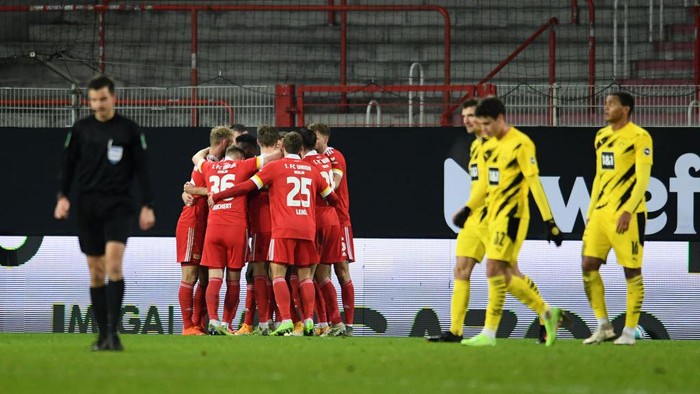 BERLIN, GERMANY - DECEMBER 18: Taiwo Awoniyi of Union Berlin celebrates with teammates after scoring their teams first goal during the Bundesliga match between 1. FC Union Berlin and Borussia Dortmund at Stadion An der Alten Foersterei on December 18, 2020 in Berlin, Germany. Sporting stadiums around Germany remain under strict restrictions due to the Coronavirus Pandemic as Government social distancing laws prohibit fans inside venues resulting in games being played behind closed doors.  (Photo by Annegret Hilse - Pool/Getty Images)
