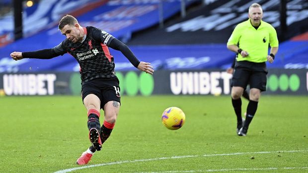 Liverpool's Jordan Henderson, left, scores his side's fourth goal during the English Premier League soccer match between Crystal Palace and Liverpool at Selhurst Park stadium in London, Saturday, Dec. 19, 2020. (Justin Setterfield/Pool via AP)