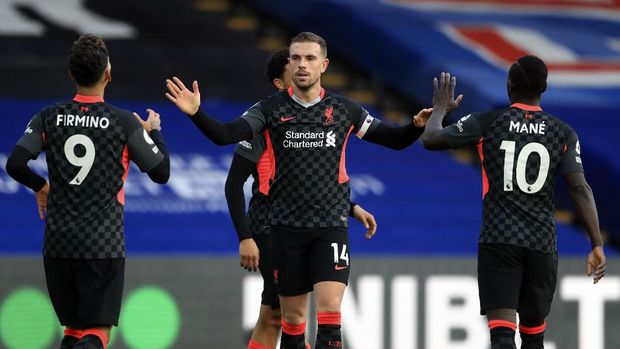 Liverpool's Jordan Henderson, centre, celebrates with teammates after scoring his side's fourth goal during the English Premier League soccer match between Crystal Palace and Liverpool at Selhurst Park stadium in London, Saturday, Dec. 19, 2020. (Adam Davy/Pool via AP)