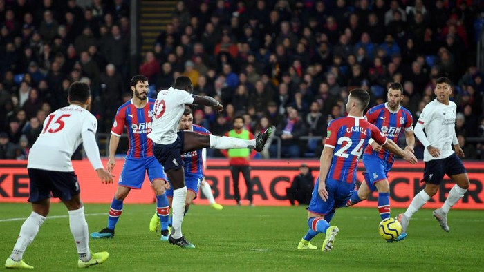 LONDON, ENGLAND - NOVEMBER 23: Sadio Mane of Liverpool scores his teams first goal during the Premier League match between Crystal Palace and Liverpool FC at Selhurst Park on November 23, 2019 in London, United Kingdom. (Photo by Mike Hewitt/Getty Images)