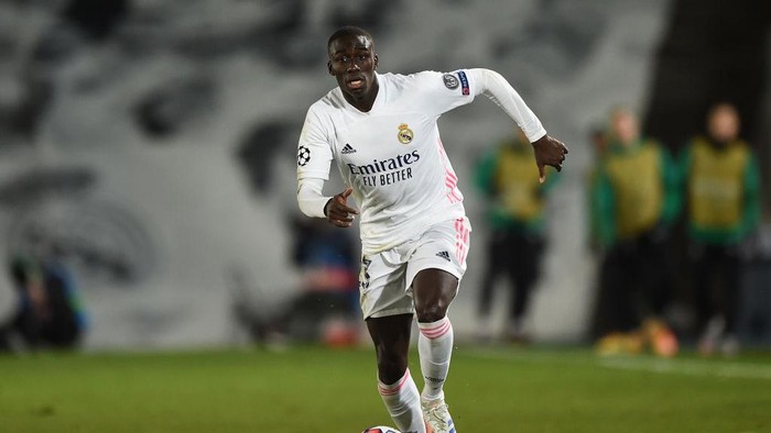 MADRID, SPAIN - DECEMBER 09:   Ferland Mendy of Real Madrid runs with the ball during the UEFA Champions League Group B stage match between Real Madrid and Borussia Moenchengladbach at Estadio Alfredo di Stefano on December 09, 2020 in Madrid, Spain. Sporting stadiums around Spain remain under strict restrictions due to the Coronavirus Pandemic as Government social distancing laws prohibit fans inside venues resulting in games being played behind closed doors. (Photo by Denis Doyle/Getty Images)