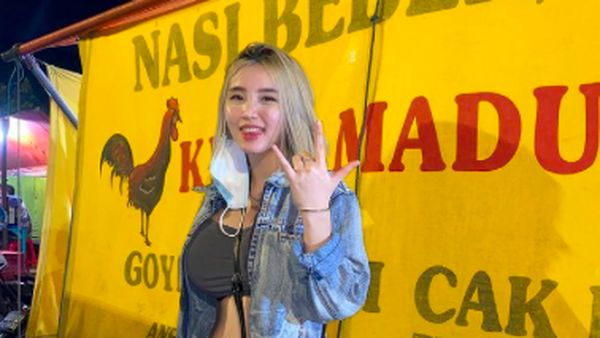 Gaya Keren Anastasya Khosasih Saat Makan Nasi Bebek