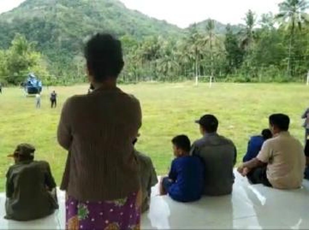 Helikopter Mendarat Darurat di Lapangan Sepakbola Jadi Ajang Selfie Warga Helikopter Mendarat Darurat di Lapangan Sepakbola Jadi Ajang Selfie Warga