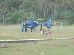 Cuaca Buruk, Helikopter Ini Mendarat Darurat di Lapangan Sepakbola Warga