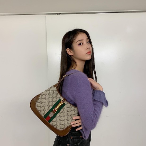 IU/instagram.com/dlwlrma IU sepertinya penggemar berat dari brand mewah Gucci, terlihat dia mengenakan the Jackie 1961 hobo bag