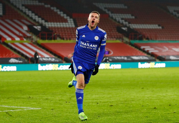SHEFFIELD, ENGLAND - DECEMBER 06: Jamie Vardy of Leicester City celebrates after scoring their sides second goal during the Premier League match between Sheffield United and Leicester City at Bramall Lane on December 06, 2020 in Sheffield, England. The match will be played without fans, behind closed doors as a Covid-19 precaution. (Photo by Jason Cairnduff - Pool/Getty Images)