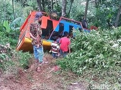 Petaka Maut Odong-odong Pengiring Pengantin Masuk Jurang di Batang