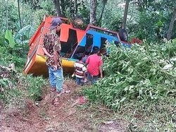 Detik-detik Horor Kecelakaan Maut Odong-odong Masuk Jurang di Batang