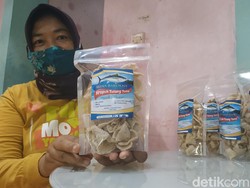 Emak-emak di Pacitan Ini Bikin Kerupuk dari Tulang Ikan Tuna