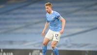 Kevin De Bruyne menempati pos gelandang tengah, berdiri sejajar dengan Joshua Kimmich. De Bruyne, pemain Manchester City ini terkenal sebagai jendral lapangan (Getty Images/Clive Brunskill)