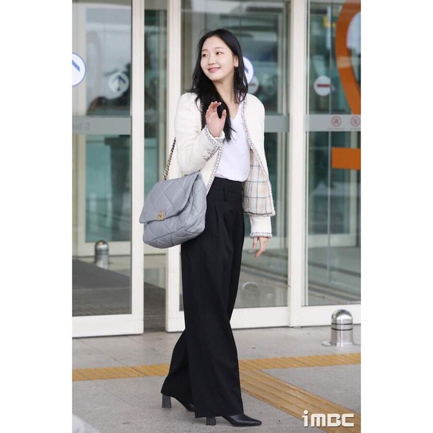 Kim Go Eun/instagram.com/ggonekim Salah satu koleksinya adalah tas yang dikenakan oleh dirinya yang berasal dari rumah mode Paris.