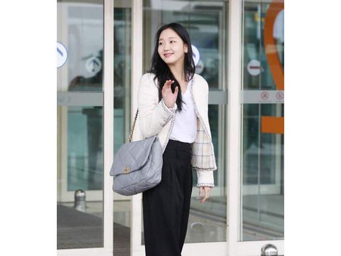 Salah satu koleksinya adalah tas yang dikenakan oleh dirinya yang berasal dari rumah mode Paris.