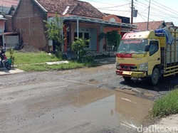 Waduh! Banyak Lubang Menganga di Jalan Kudus-Purwodadi
