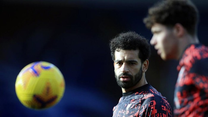 Liverpools Mohamed Salah, centre, looks out during the warm up before the English Premier League soccer match between Crystal Palace and Liverpool at Selhurst Park stadium in London, Saturday, Dec. 19, 2020. (Adam Davy/Pool via AP)