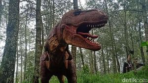 Melihat Dinosaurus di Mojosemi Forest Park