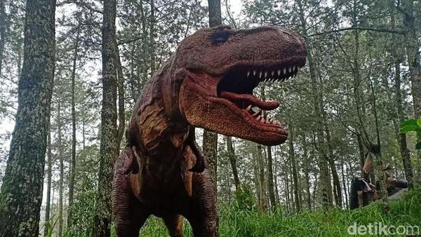 Melihat Dinosaurus di Mojosemi Forest Park