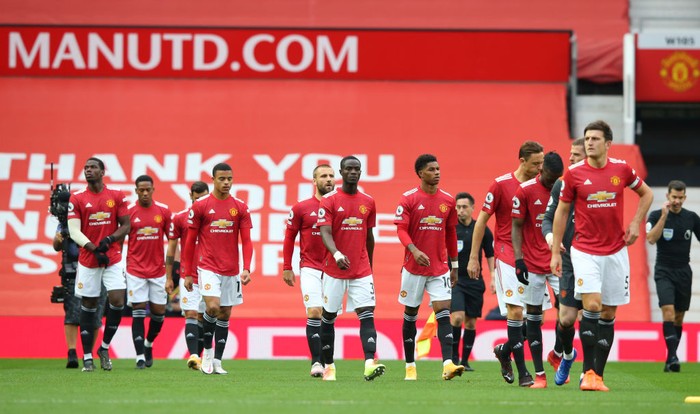 MANCHESTER, ENGLAND - OCTOBER 04: Players of Manchester United walk onto the pitch prior to the Premier League match between Manchester United and Tottenham Hotspur at Old Trafford on October 04, 2020 in Manchester, England. Sporting stadiums around the UK remain under strict restrictions due to the Coronavirus Pandemic as Government social distancing laws prohibit fans inside venues resulting in games being played behind closed doors. (Photo by Alex Livesey/Getty Images)