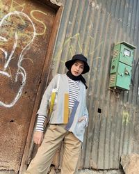Mix and Match Outfit dengan Bucket Hat 