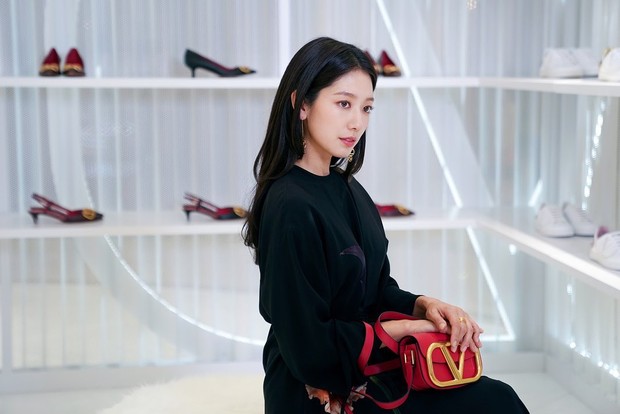 Park Shin Hye/instagram.com/ssinz7 Dalam unggahannya, Park Shin Hye jarang membawa tas dari brand mewah lainnya, selain Valentino.