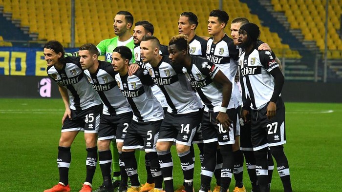 PARMA, ITALY - DECEMBER 16:Parma Calcio team line up during the Serie A match between Parma Calcio and Cagliari Calcio at Stadio Ennio Tardini on December 16, 2020 in Parma, Italy. (Photo by Alessandro Sabattini/Getty Images)