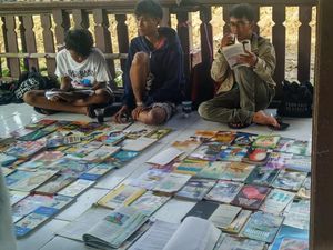 Balada Emperan Pustaka, Gerakan Literasi Ngemper Ala Pemuda Jatibarang Balada Emperan Pustaka, Gerakan Literasi Ngemper Ala Pemuda Jatibarang