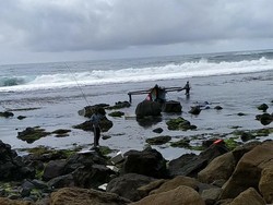 Perahu Terbalik Dihantam Ombak, Nelayan Pacitan Tewas dan Satu Lagi Hilang