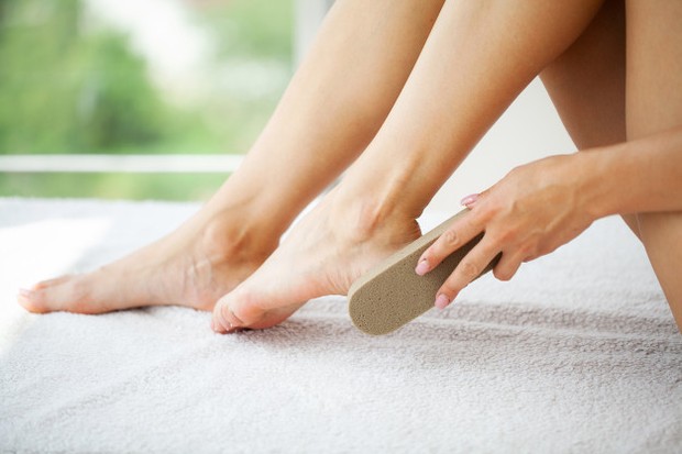 Melakukan perawatan kaki untuk menghilangkan bulu enggak harus dilakukan ke salon kok.