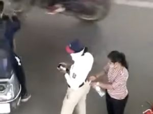 Cara Polisi Lalu Lintas Ini Terima Uang Sogok Tertangkap Kamera