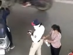 Cara Polisi Lalu Lintas Ini Terima Uang Sogok Tertangkap Kamera