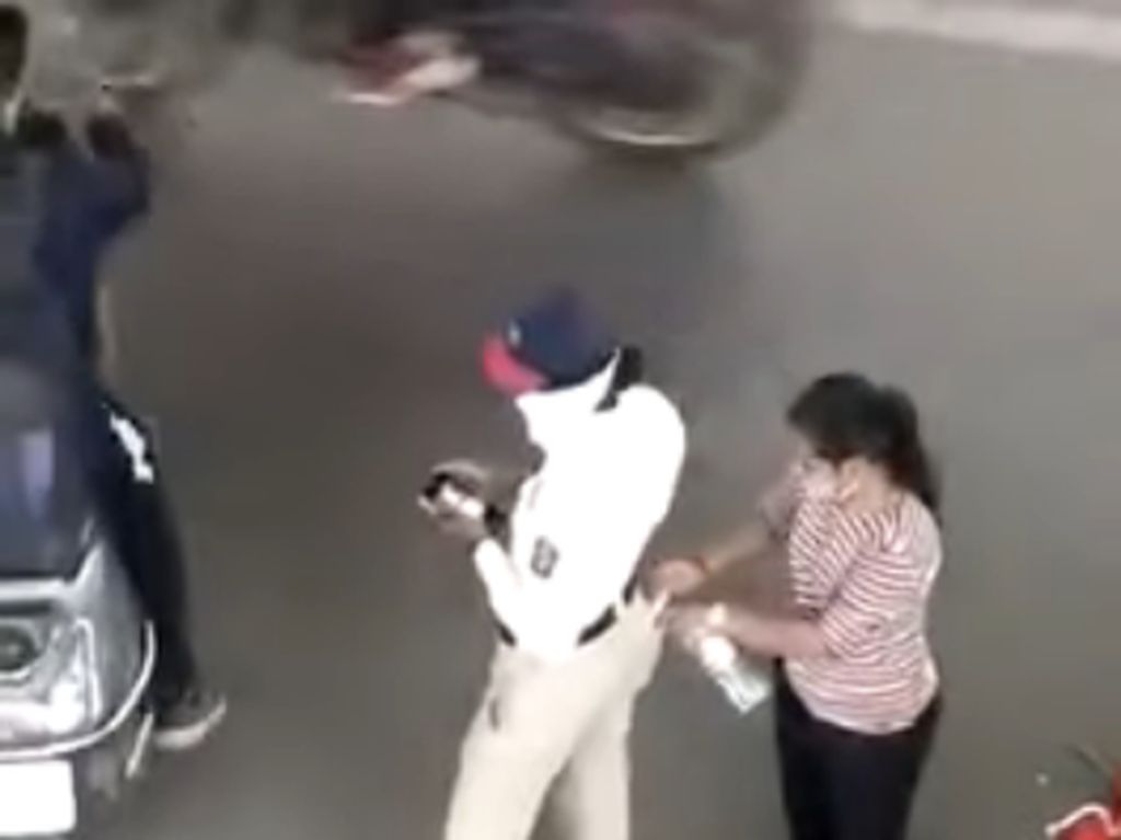 Cara Polisi Lalu Lintas Ini Terima Uang Sogok Tertangkap Kamera Cara Polisi Lalu Lintas Ini Terima Uang Sogok Tertangkap Kamera