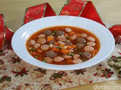 Slurpp! Gurih Segar Sup Merah Bola Daging dan Sosis