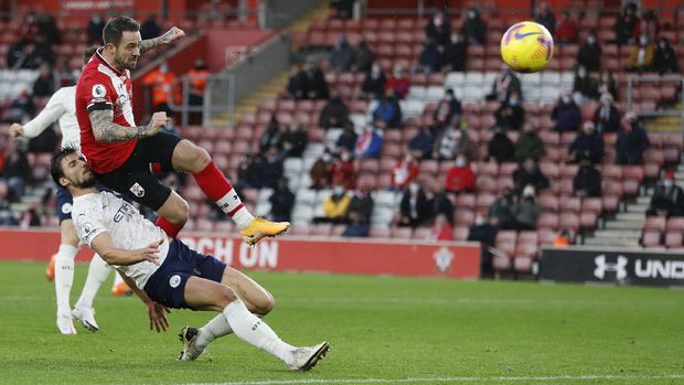 Manchester City's Ruben Dias, left, and Southampton's Danny Ings vie for the ball during the English Premier League soccer match between Southampton and Manchester City at the St Mary's Stadium, in Southampton, Saturday, Dec. 19, 2020. (Paul Childs/Pool via AP)