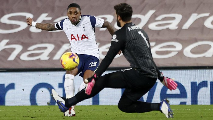 LIVERPOOL, ENGLAND - DECEMBER 16: Steven Bergwijn of Tottenham Hotspur shoots past Liverpools Brazilian goalkeeper Alisson Becker but hits the post during the Premier League match between Liverpool and Tottenham Hotspur at Anfield on December 16, 2020 in Liverpool, England. A limited number of fans (2000) are welcomed back to stadiums to watch elite football across England. This was following easing of restrictions on spectators in tiers one and two areas only. (Photo by Clive Brunskill/Getty Images)