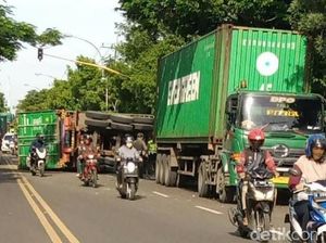 Truk Kontainer Terguling di Lamongan, Lalu Lintas Tersendat hingga Berjam-jam